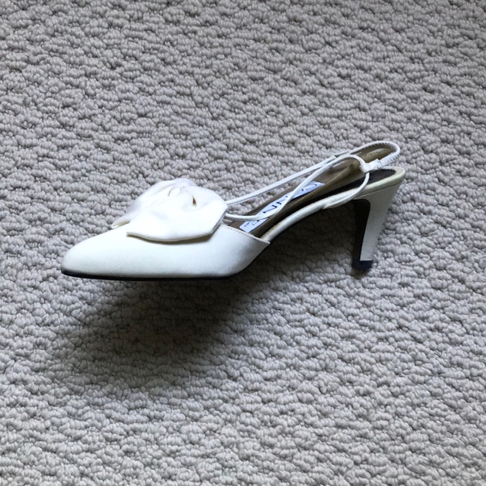 Gorgeous white shoes with bow detail. Mint! 7 1/2.
